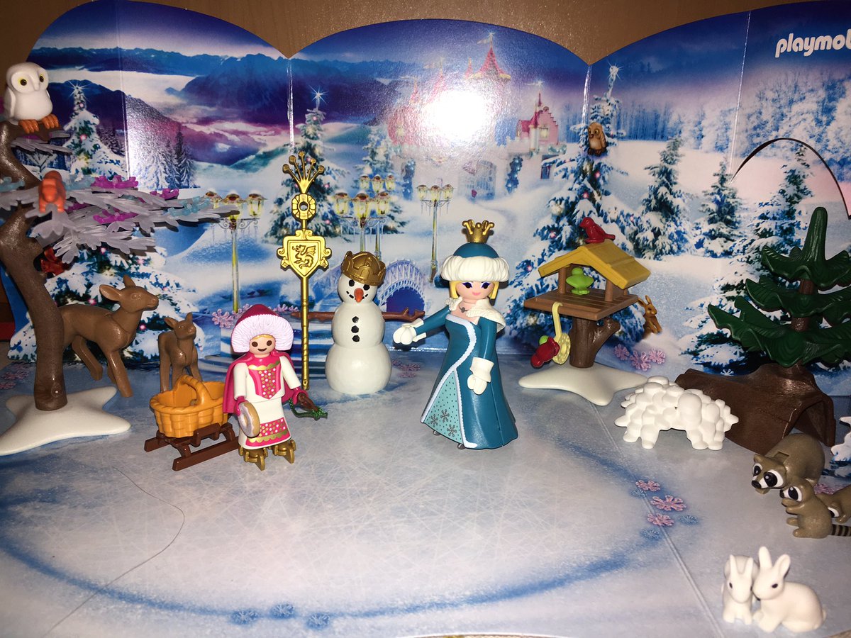 TheKattiveMess's tweet photo. In progress... only 4 days left 🤗#playmobil #Christmas #klicky #snowqueen #ice #princess https://t.co/7Lo0eO9ZvW