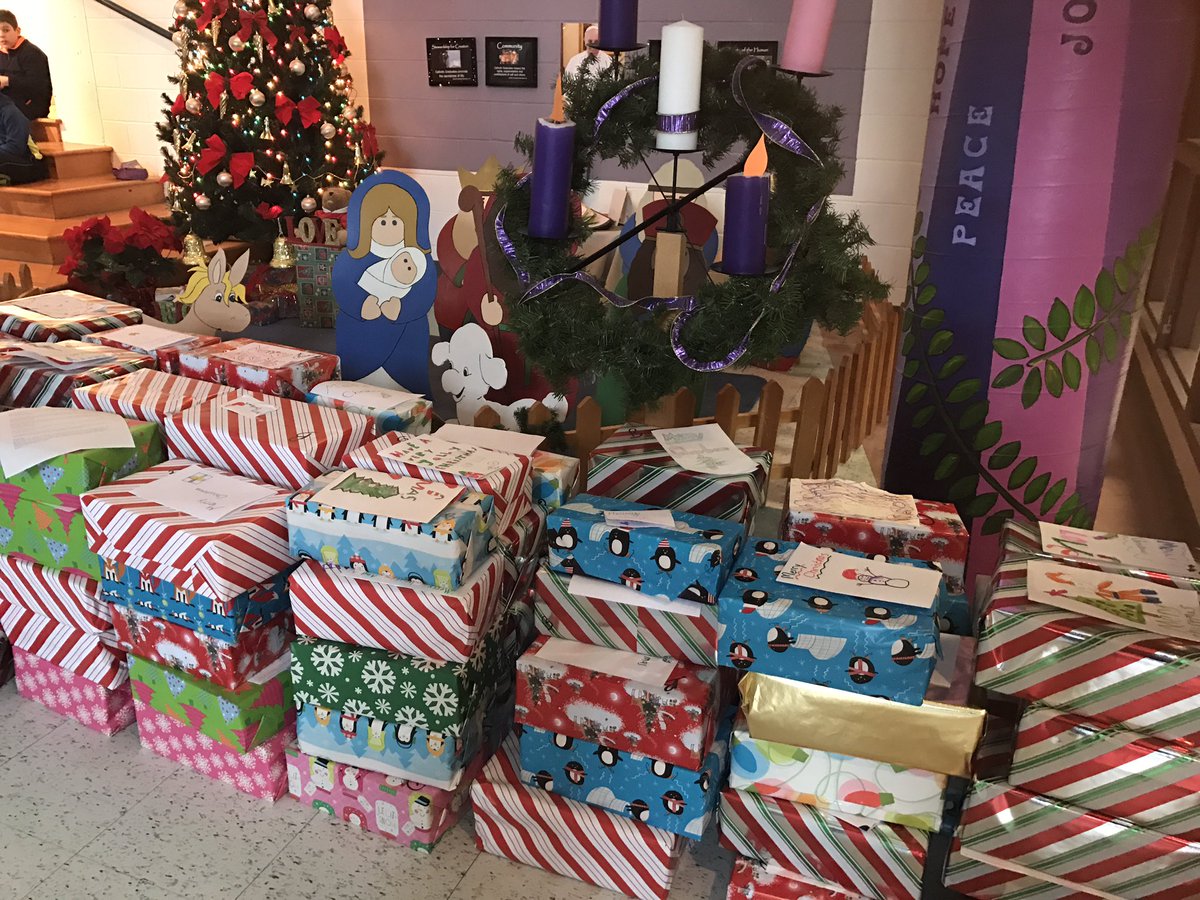 ThomasMoreOCSB's tweet photo. #STMOttawa community brings messages and gestures of hope, peace, joy and love to @ShepsGoodHope during Advent! 179 boxes!! @OttCatholicSB https://t.co/LVoflraIrk