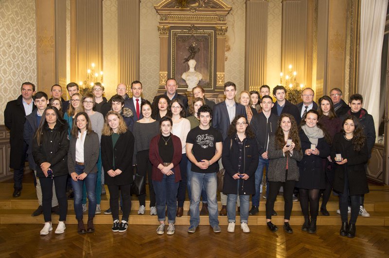 MairieDeVannes's tweet image. 50 bacheliers vannetais, ayant obtenu la mention Très Bien au Bac de juillet 2016 récompensés en cette veille de fête par #DavidRobo. Bravo!