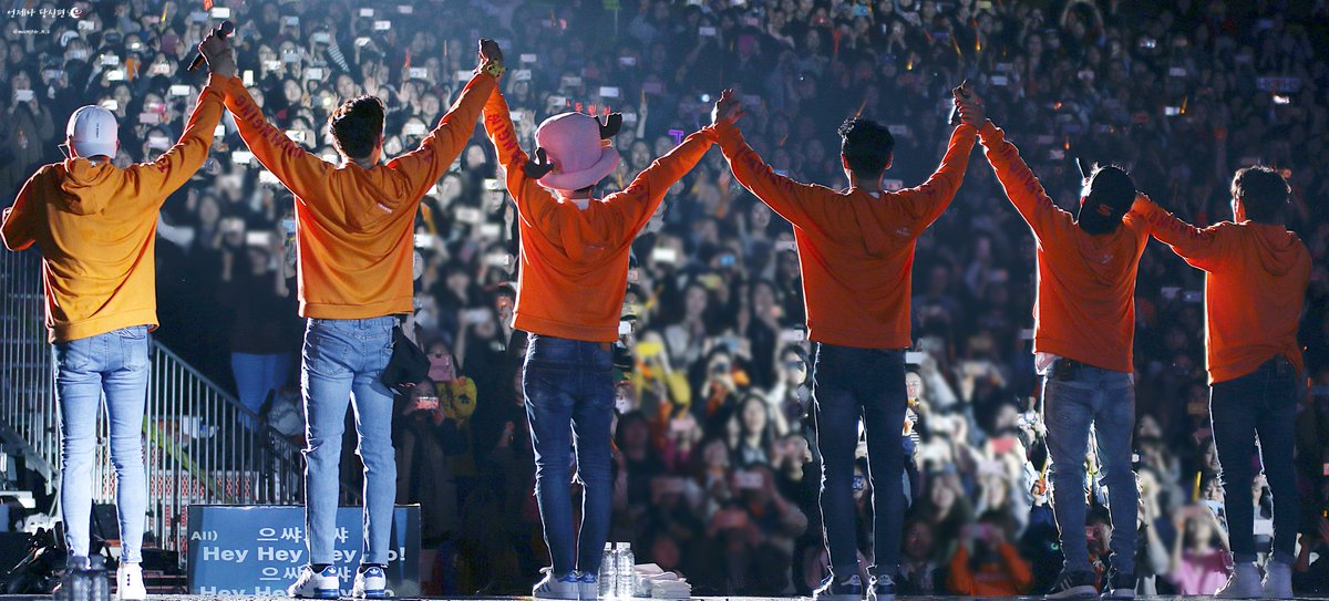moonstar_N_U's tweet photo. 이제 겨우 18년 ,
달릴준비 완료 

161218 #신화 언체인징 콘서트 #신화 

https://t.co/Ka82nOKQvE https://t.co/kEBY2zd1wl