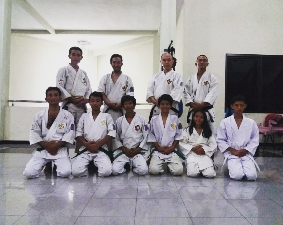 KempoSTIEM's tweet photo. Osh...π Semangat latihan πͺ ππ Kenshi dojo STIE Mahardhika #shorinjikempo #kempo #shorinjikemposurabaya #kemposurabaya #stiem #stiemahardhika https://t.co/hsAn6jV2oa