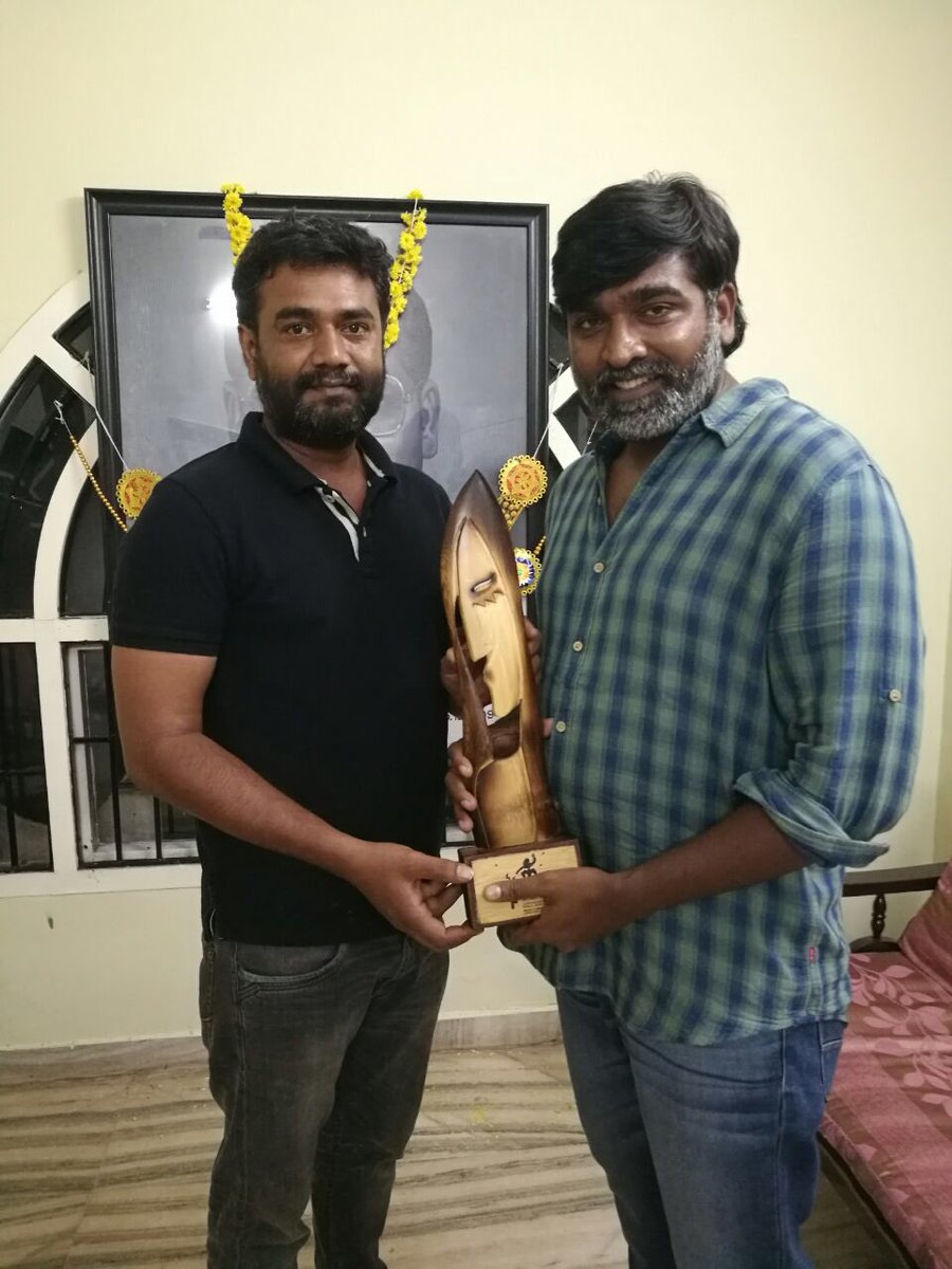 OnlyKollywood's tweet photo. In Pic: Producer #VijaySethupathi & Director @leninbharathi1 with #IFFK2016 memento for #MerkuThodarchiMalai #CtcMediaBoy https://t.co/7IzT50S9pJ