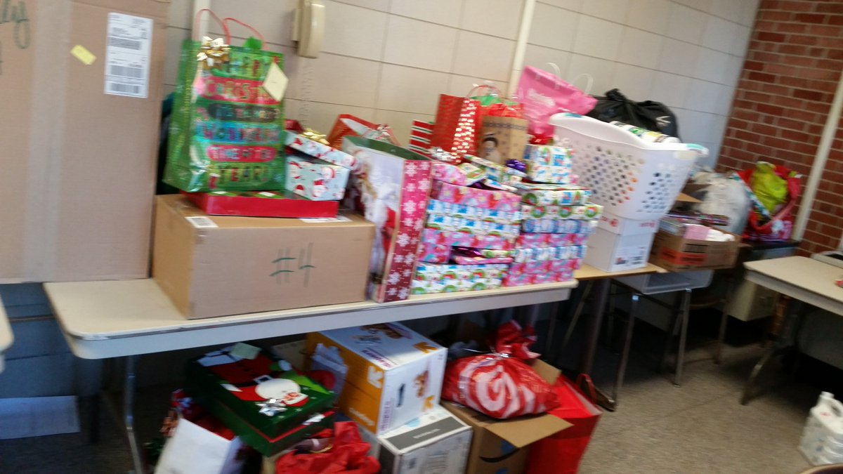 lmussini1's tweet photo. Day 2 of gift distribution for our needy families at MRMS! Holiday spirit is here! @MRMSlions @BCPScounseling @lhowellbcps https://t.co/ortwjtek6a