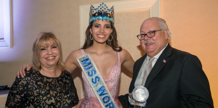 DiarioElNorte's tweet photo. Stephanie Del Valle, firmó el contrato que oficializa su relación con Miss World Organization #MissMundo2016 https://t.co/1CP9SHeC9M https://t.co/a27ZElZ1K1