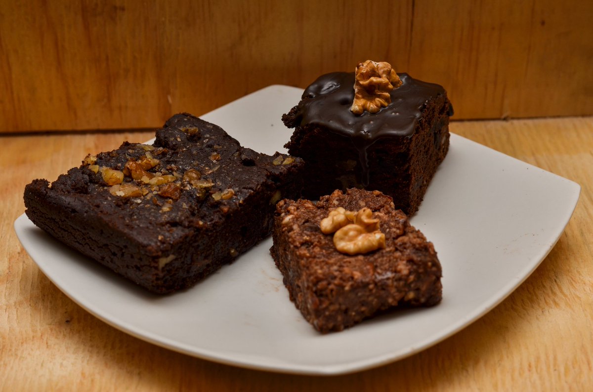 viveg's tweet image. Hicimos 3 brownie para que todxs puedan comer muy rico! Normal-sin azúcar-crudivegano! Además tenemos pancito de pascua #vegan #viveg