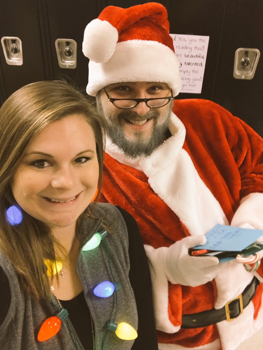 MsWaverkaLHSH's tweet photo. #Saaaaannnnntttttaaaaa came to @LHSHarmon today! @lhshstuco @TonyFontana24 @MrWilli14 @MsJaymeArtClass #BHarmonNow https://t.co/3xO36d2WQQ