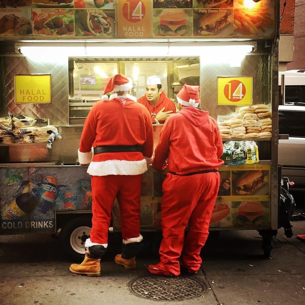 milly07's tweet photo. #holidaygram #latergram #santacon #santacon2016 #streetscene #cityscene #unionsquare #manh… https://t.co/oby0iyeCC6 https://t.co/6YktfHgoam