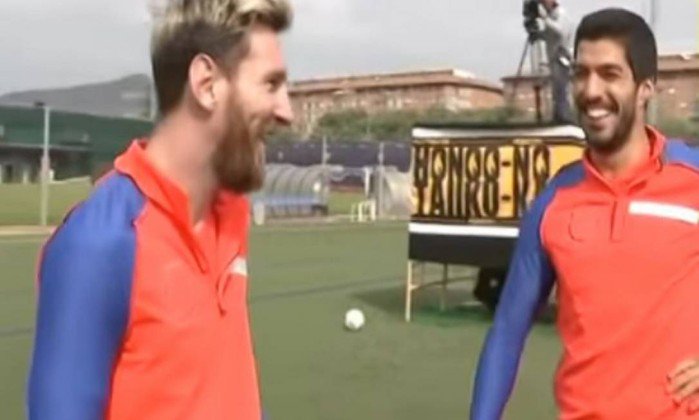 JornalOGlobo's tweet image. Vídeo: Messi e Suárez chutam a gol para acertar um drone. Quem consegue? glo.bo/2h7UHQt
