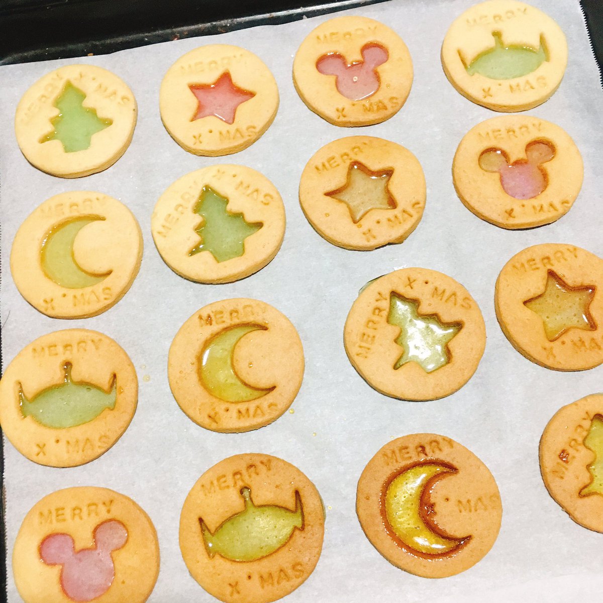 Nao Na Twitteri クリスマスのステンドグラスクッキー 飴の溶ける具合見てやるの難しい ちょっと失敗しちゃったけどまあ 初めてにしては悪くない 可愛いから味は気にしない ちなみにクリスマスツリーの型は手作り いろいろ失敗したけど笑 お菓子作り お
