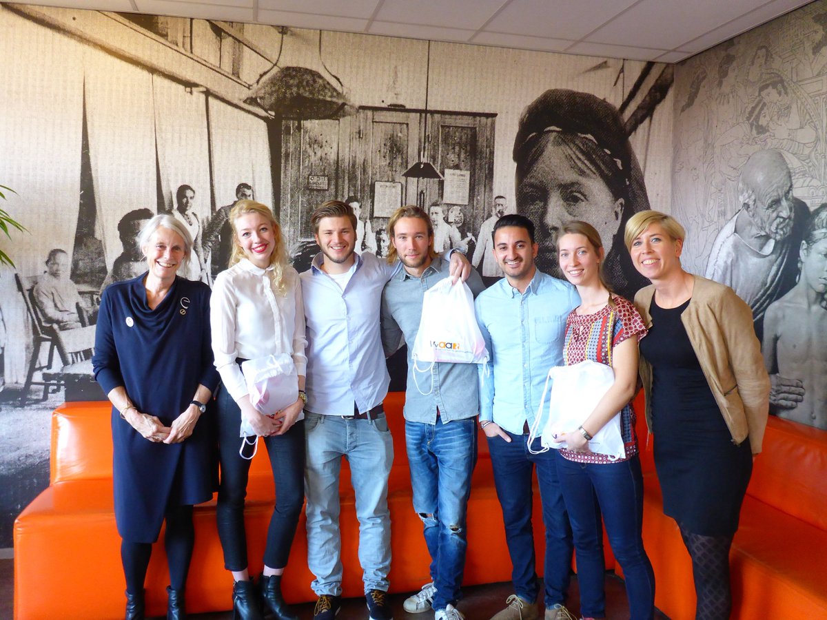 HvA_Ergo's tweet photo. 1ejaars #ergo vallen in de prijzen voor #WED2016, president van @COTECEurope feliciteert namens @ENergotherapie en overhandigt beroepscode https://t.co/ASIFw1Yn9K