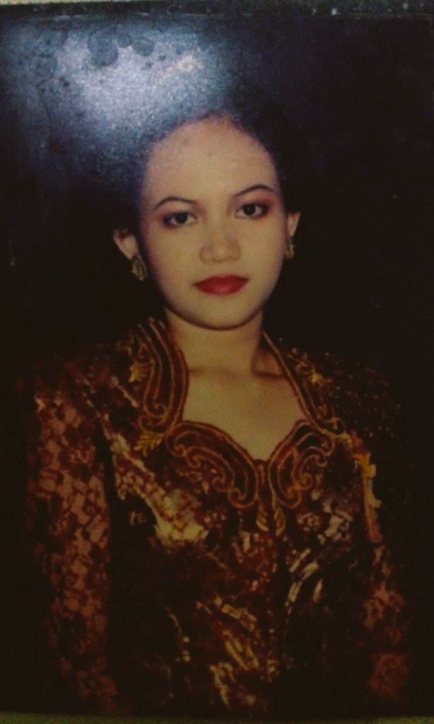 ratihuttyk's tweet photo. @waxhaus Kata ibuku dandanan seperti ini adalah dandanan tercantik dan termewah dikala itu, saat zamannya beliau muda. #WaxhausLovesMom https://t.co/ZmIPBY9adM