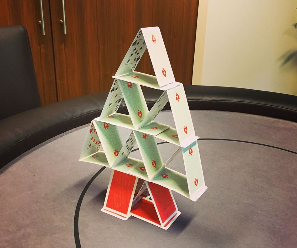 PokerStarsRU's tweet photo. Для вас - рождественский домик! Хештег #howmanycards + Ник на PS + ваш ответ до 13:00 МСК 20 декабря = возможность выиграть приз T$11. https://t.co/0Lo27XzWTj