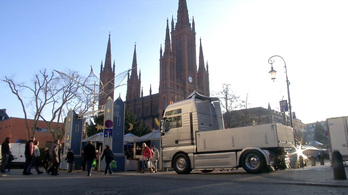 #Zufahrtssperren auf Weihnachtsmärkten in #Hessen! Dieser LKW in #Wiesbaden wirkt einen Tag nach #Berlin etwas verstörend! #Breitscheidplatz