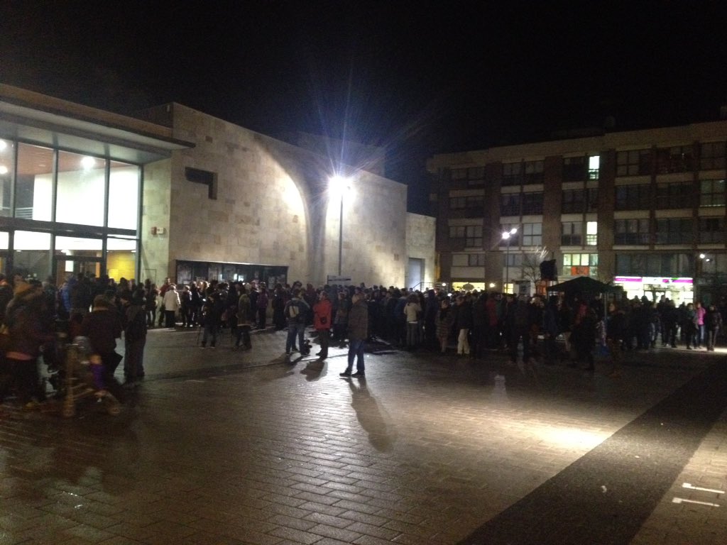 Plaza hasi da betetzen eta 15 minutu falta dira oraindik.. #GIZASAREA #AltsasukoakAske 
La plaza empieza a llenarse para la GIZASAREA...