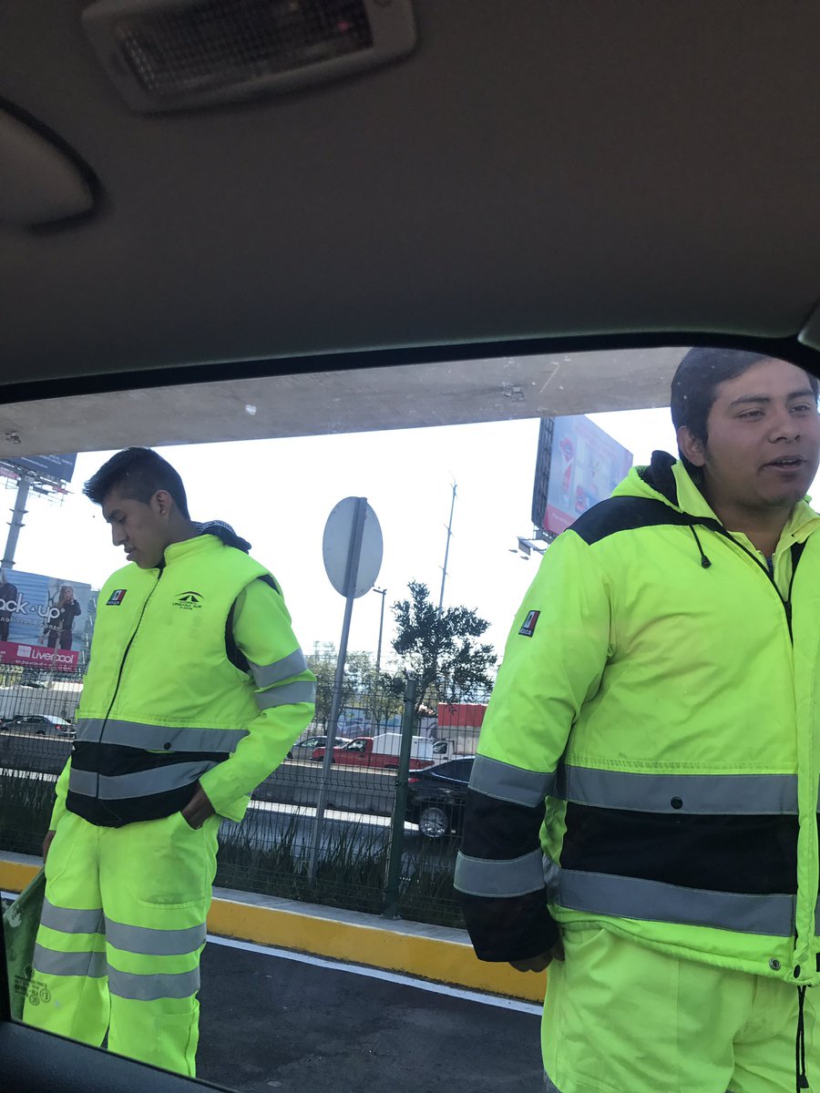 paulinabb's tweet photo. @AUSurMx estas dos personas le gritan a las personas mayores y golpean su coche. Que venguenza q los contraten. https://t.co/nHQfdWAEjI
