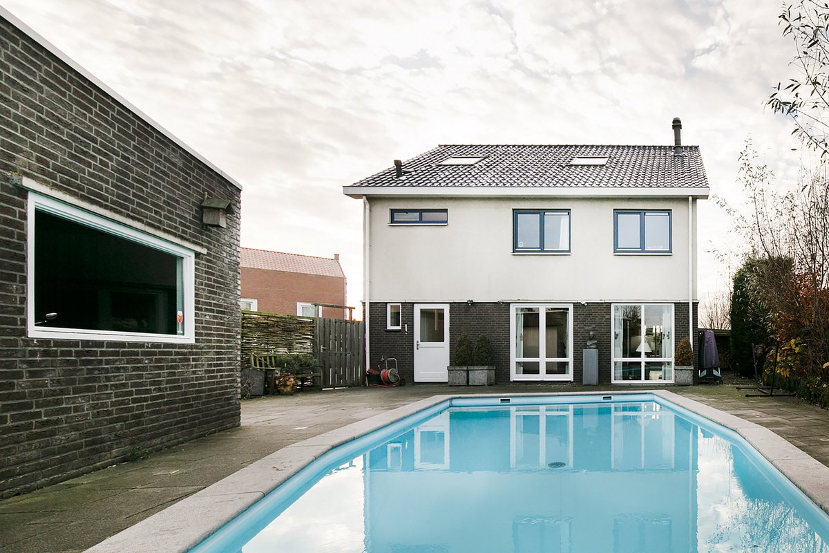 Nieuwjaarsduik in eigen tuin? Preview! Een luxe herenhuis met zwembad op een groot grondperceel: facebook.com/RuselerRotterd… #nesselande