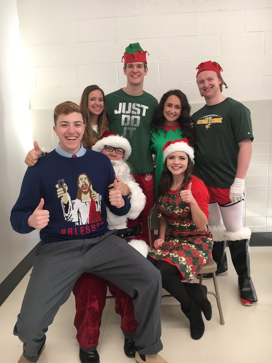 ACCHSSC2017's tweet photo. Did you get YOUR picture with Santa?!?!? Stop by the caf during any lunch period today and get one with the big man himself!!! 🎅🏻🎅🏻🎅🏻 https://t.co/UkbwpUdYYk