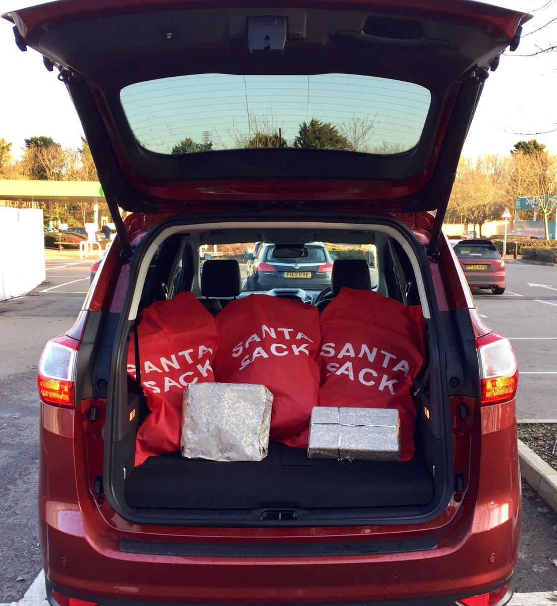 carwriteups's tweet photo. Santa's loaded his sack - and two others - into the @forduk #GrandCMax. Who does he think he is? 😆@fordcmax @HolmesTW #motorhappy https://t.co/IK4lHRMBvc