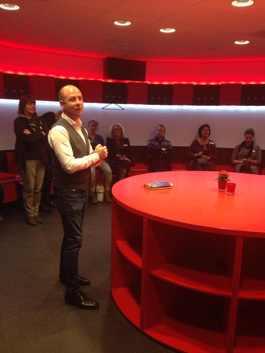 cdmars6's tweet photo. Op bezoek bij Thijs Slegers, manager perszaken van PSV #kleedkamerpsv #CC03 https://t.co/05f648EE2O