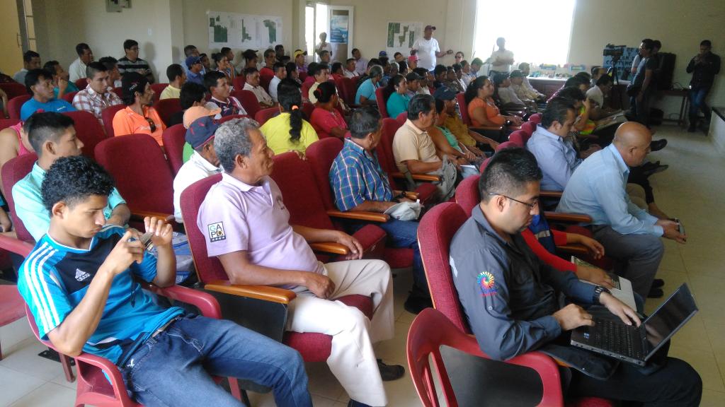 goberorellana's tweet photo. Gobernador @ColonMallaMP62 junto a mas autoridades participa en reunión de trabajo con habitantes de Taracoa https://t.co/Lgjr6kvbpQ