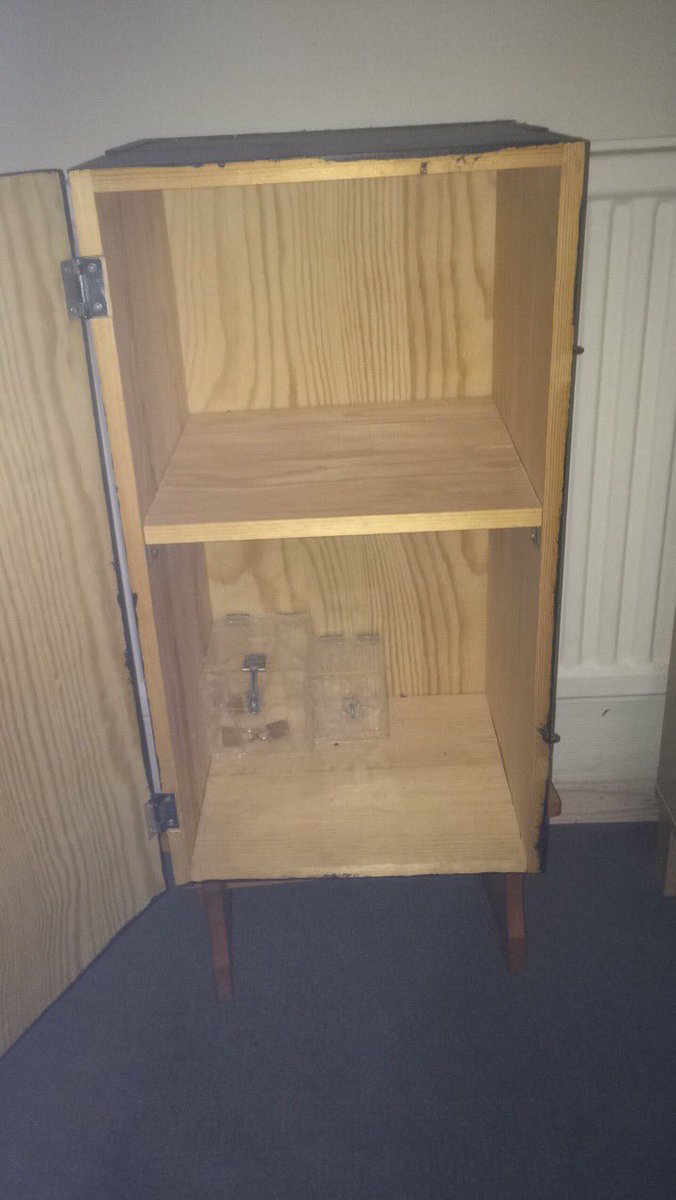 Antonnils's tweet photo. Pga flytt så ska jag sälja mitt hemliga skåp. Två hyllplan, två separata lådor med låsmöjlighet. Fin gravyr på dörren. Budgivning till 24/12 https://t.co/tdk56S8ISB