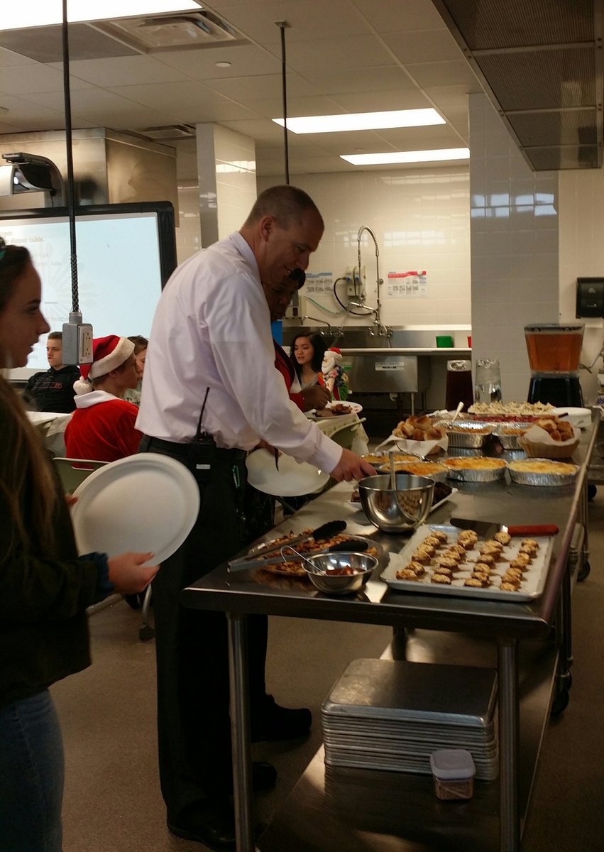 LisaLongVB's tweet image. Catering students prepared Holiday dinner for administrators and for themselves for once @KellamHigh