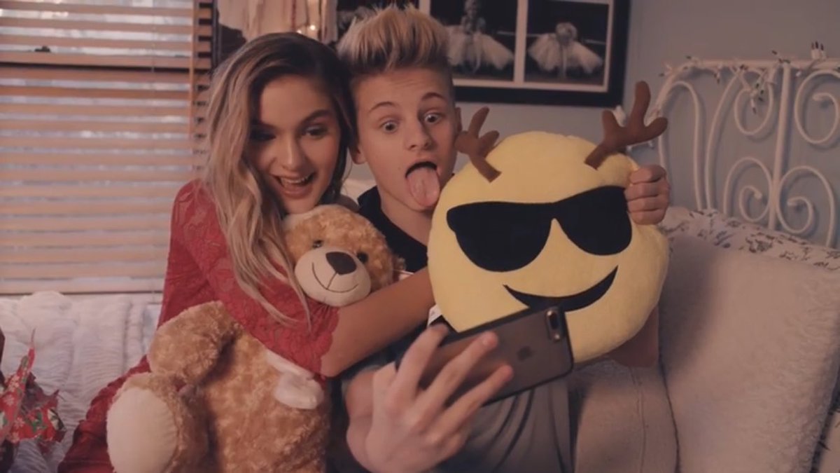 Dasminrojas's tweet photo. Just finished watching @duhitzmark #mistletoevideo ! I loved it @duhitzmark !!! #MarkMistletoe ππ @BriSharbino @duhitzmark https://t.co/SDg036gJL0