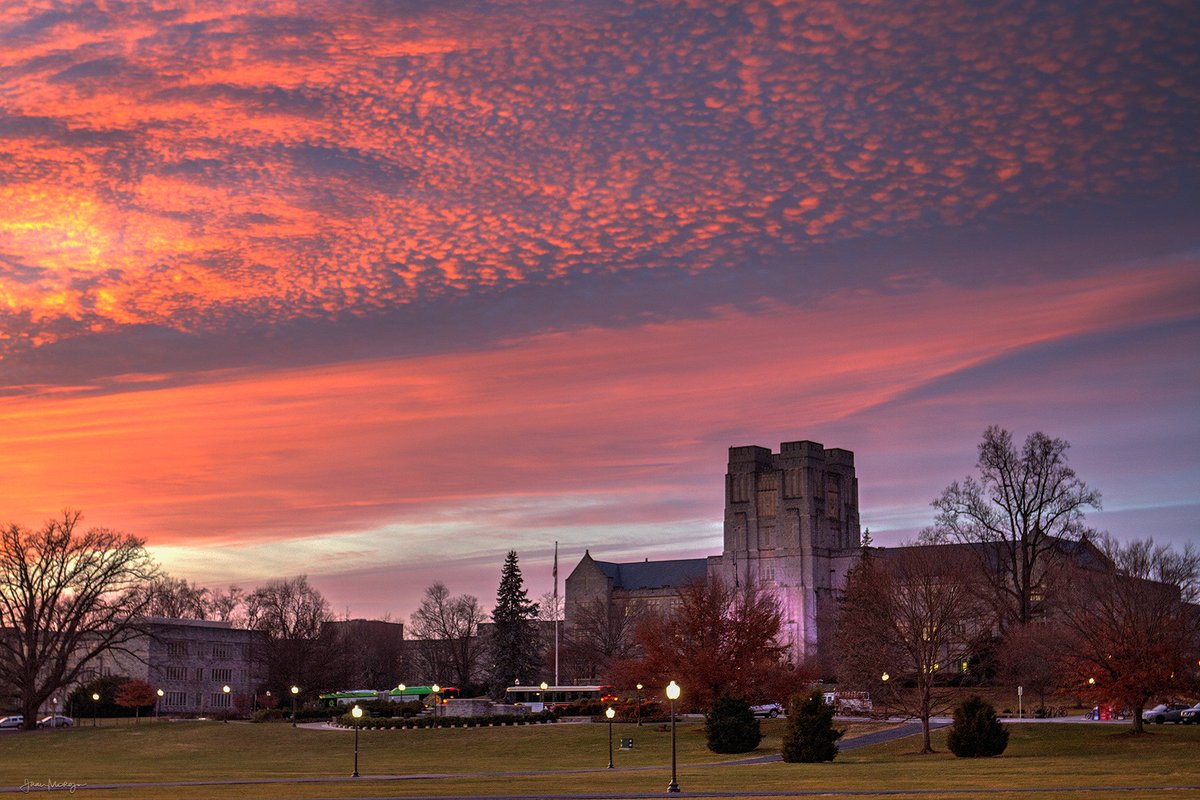 ivanmorozov's tweet photo. A couple of photos of yesterday's sunset on the Drillfield at @virginia_tech. @VT_alumni, @TechSideline https://t.co/jczkB2d0Sv