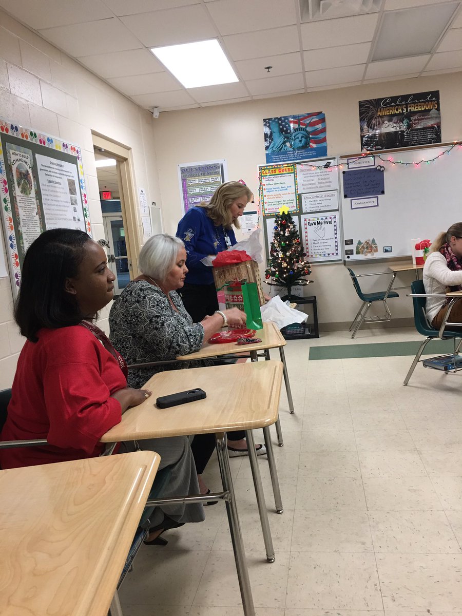 MichaelZablo's tweet photo. 7th Grade Secret Santa Gift Exchange. #rsmsgators #tistheseason https://t.co/Cof6LVi6UE