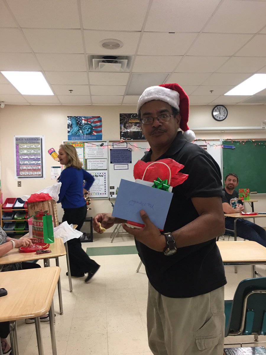 MichaelZablo's tweet photo. 7th Grade Secret Santa Gift Exchange. #rsmsgators #tistheseason https://t.co/Cof6LVi6UE