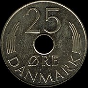 文鉄 お札とコインの資料館 公式 1973年に発行されたデンマークの25オーレ白銅貨を追加しました 実は外国の貨幣で穴が空いているものは珍しいってご存知でしたか また 世界では丸くない貨幣もあるんです ぜひ文鉄 お札とコインの資料館で探してみて