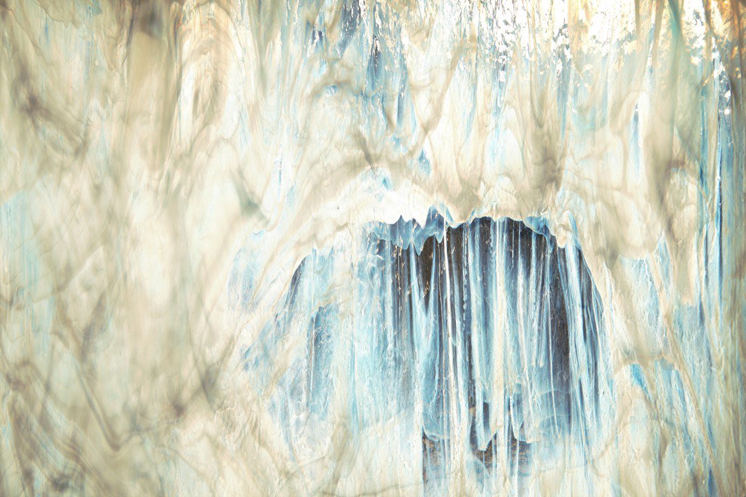 MIRROLLI's tweet image. Витражные стекла можно рассматривать бесконечно. И каждый раз находить в них новые образы ✨ #MIRROLLI #витражиназаказ