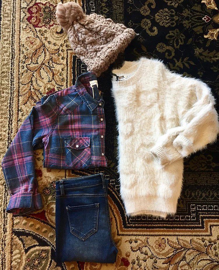 MollyBracken's tweet photo. Stay warm in our super cute + super soft #mollybracken sweaters! ❄️ 🙌 https://t.co/3Osr8wAmFb