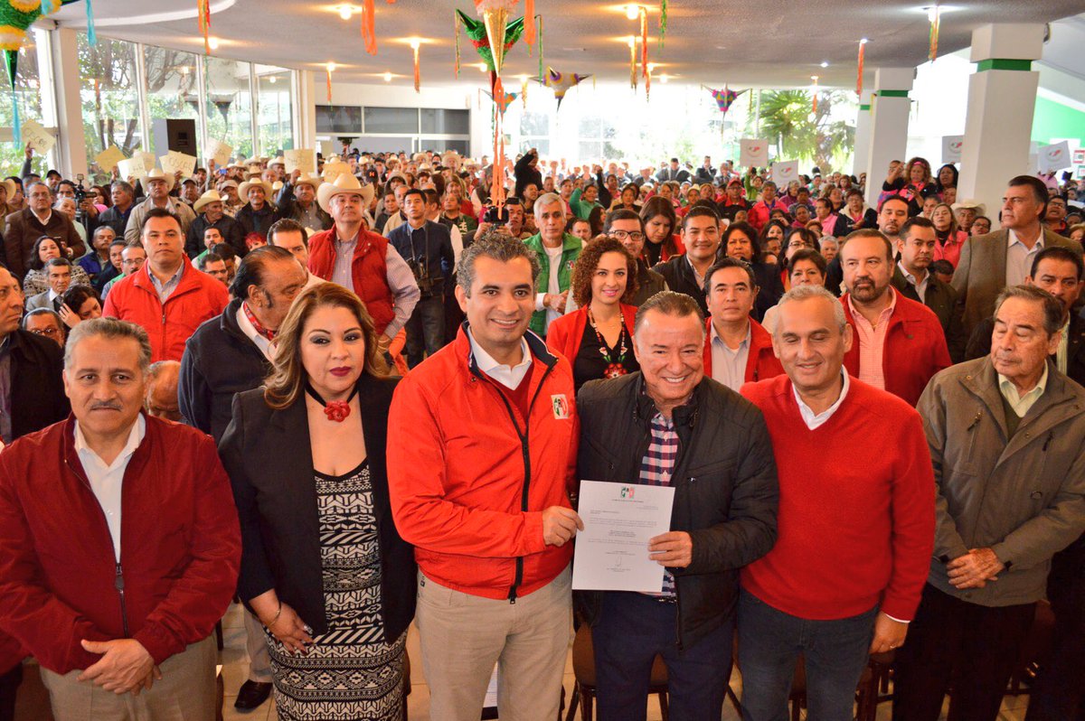 Carlos_Matuk's tweet photo. Con nuevos retos y en unidad priísta, toma protesta @DANIELAMADORG como delegado del @PRI_Nacional en #Durango ¡Enhorabuena y éxito! https://t.co/udqzQHZQSx