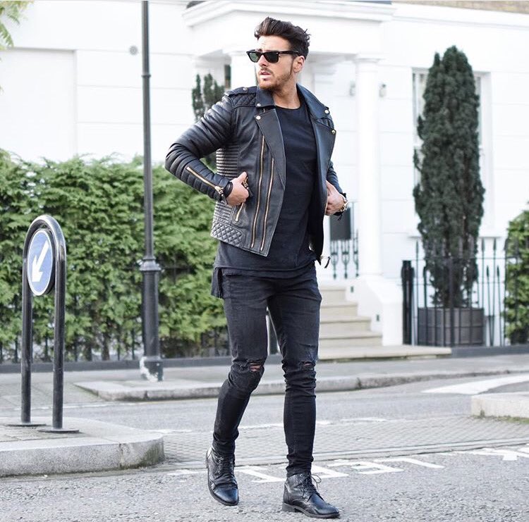 With another clean look model <a href="/rowanrowrowan/">Rowan Row</a> in our Black longline modal cotton tee. Only £17.49 in our SubZero SALE vascularwear.com/product/black-…