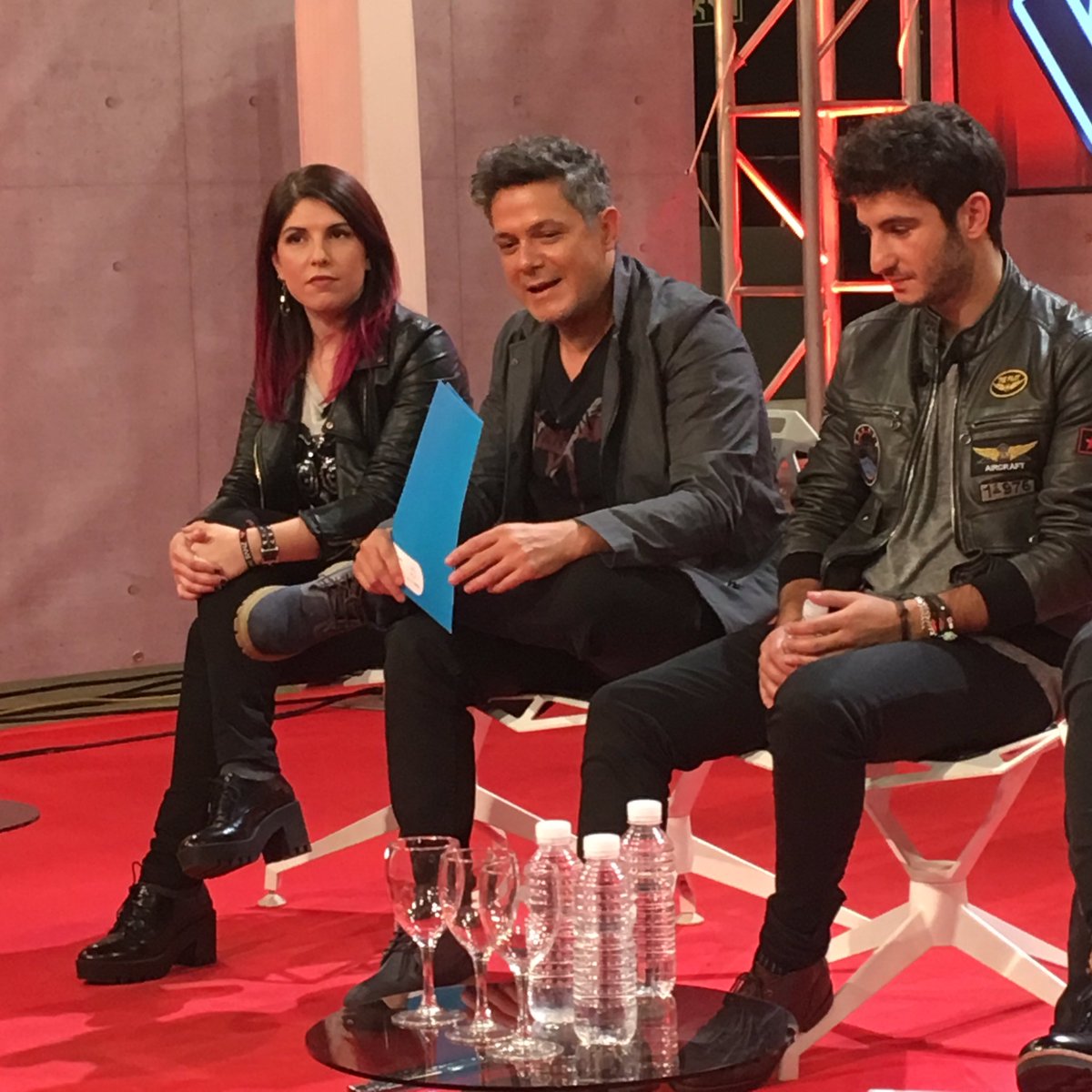 jarabackstage's tweet photo. Un poco antes de que empiece La Voz os muestro más📷que hice ayer en la Rueda de Prensa. No tan💥como las de la noticia porque estas son con📱😜 https://t.co/r2w8no5fid