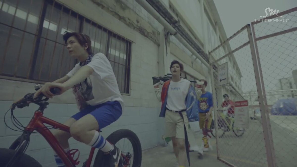beerbrblue's tweet photo. [CAP] ยูตะปั่นจักรยานน่ารักอ่า แค่ปั่นจักรยานก็น่ารัก ไม่ต้องทำไรมากเลย😂

#Yuta #유타 #悠太 #ยูตะ 
#Switch #SwitchMV #SMROOKIES #NCT #OT13 https://t.co/b7fguMue8C