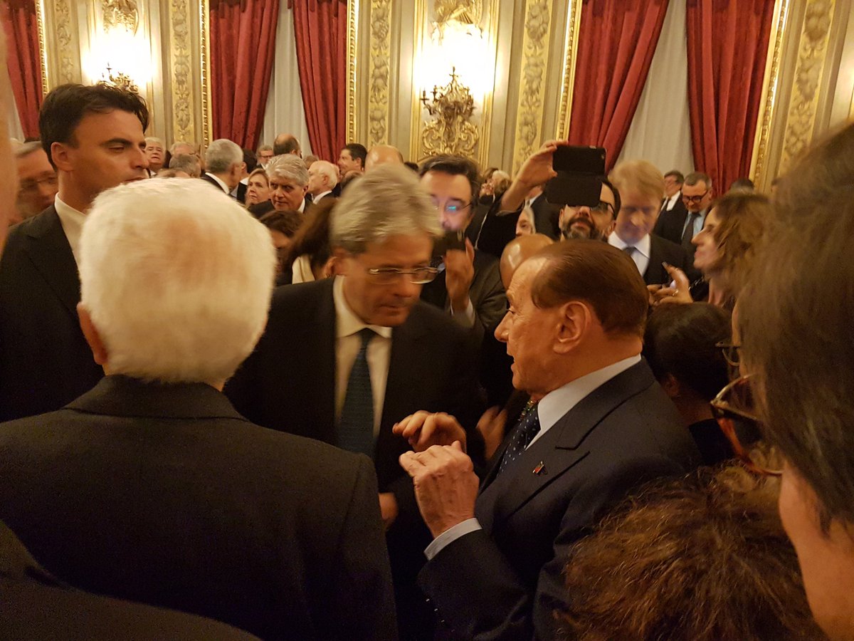 Auguri Di Natale Berlusconi.Lara Comi On Twitter Al Quirinale Con Il Presidente Berlusconi Per Lo Scambio Degli Auguri Di Natale