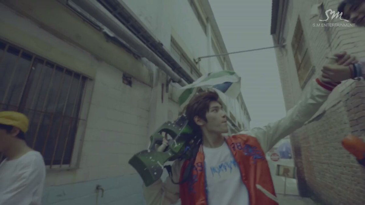 beerbrblue's tweet photo. [CAP] แทเตนล์ในตำนาน แทยงจับมือน้องลงมาแรงมาก555

#TAETEN
#Switch #SwitchMV #SMROOKIES #NCT #OT13 https://t.co/HRZpXs5cCQ
