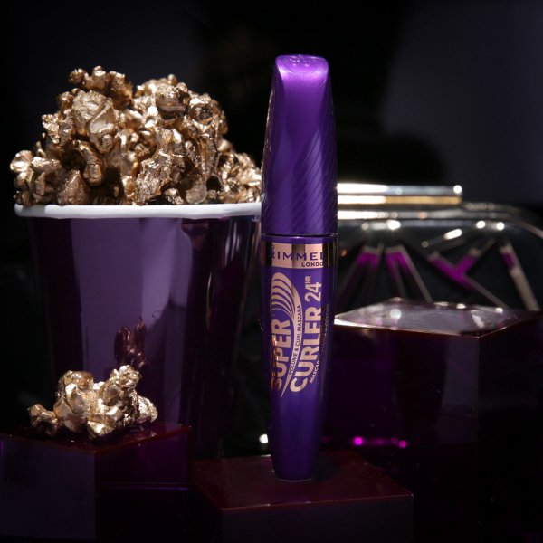 Rimmellondones's tweet photo. Desde la raíz hasta las puntas, consiguiendo una curva de 90º en tus pestañas con la #SuperCurler. ¡Máscara y rizador de pestañas en uno! https://t.co/UgQ8Ucrxpb