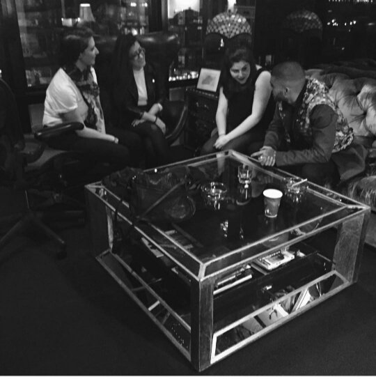 zwticia's tweet photo. 19. dias antes de lançar o mom, zayn fez uma party listening com algumas fãs https://t.co/WmIvdvZHRy