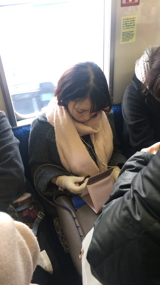Altpk On Twitter 薄汚れた白い手袋 今は黄土色の手袋 薄汚れたピンクのマフラー 今は黄土色 ピンクのマフラー 電車で化粧をする女 は身だしなみも汚い 汚女 電車で化粧