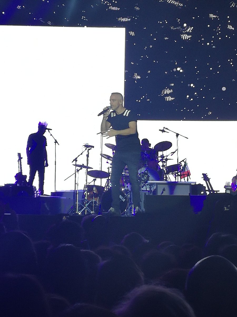 fraletizia's tweet photo. Sei grande @RamazzottiEros, grazie per una serata meravigliosa... dove c'è musica noi ci saremo... sempre! ❤ #perfetto #ERWT16 #popoleros https://t.co/wTpNJdixPE