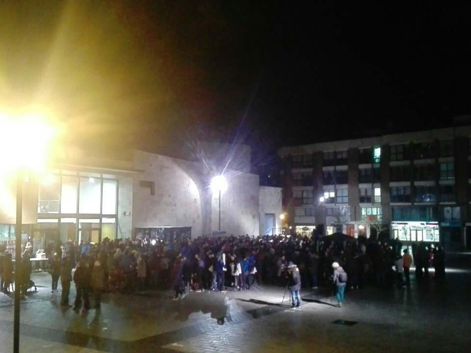 La gente esperando instrucciones para empezar a formar la red humana de solidaridad #AltsasukoakAske