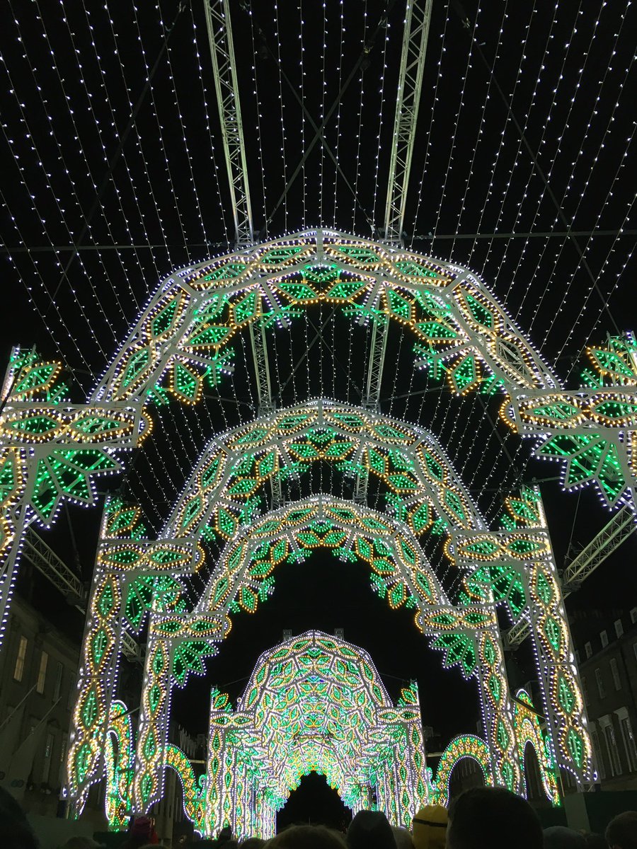ChristineCarr's tweet photo. @EdXmasSOL Beautiful #EdXmasSOL tonight - and no rain! #EdXmas #Edinburgh #StreetofLight https://t.co/L6MUBx9Vlh