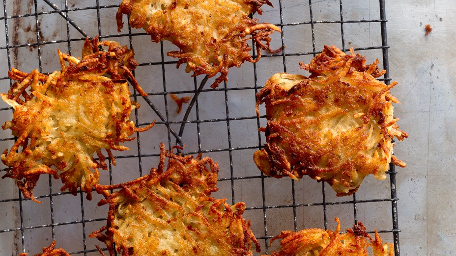 bonappetit's tweet photo. No sad, soggy latkes here https://t.co/Ace3T20jgc https://t.co/mwJWTSwqjc