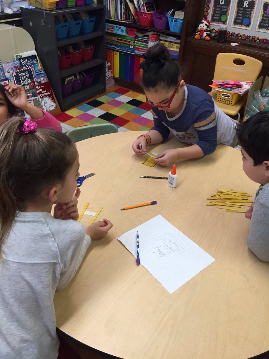 MsKallertEDU's tweet image. Holiday #STEM challenge happening today! #weeworktogether #weebuild @AnnaRudowsky @WeehawkenTSD