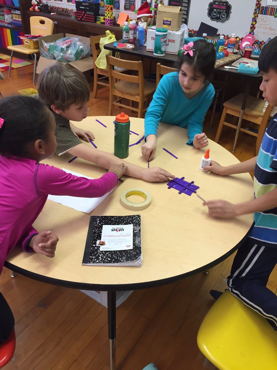 MsKallertEDU's tweet image. Holiday #STEM challenge happening today! #weeworktogether #weebuild @AnnaRudowsky @WeehawkenTSD