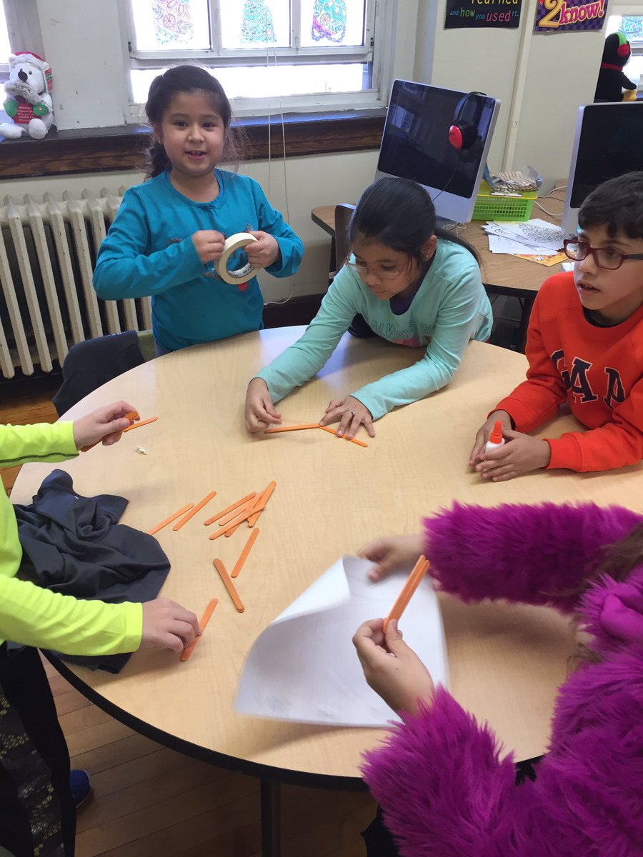 MsKallertEDU's tweet image. Holiday #STEM challenge happening today! #weeworktogether #weebuild @AnnaRudowsky @WeehawkenTSD