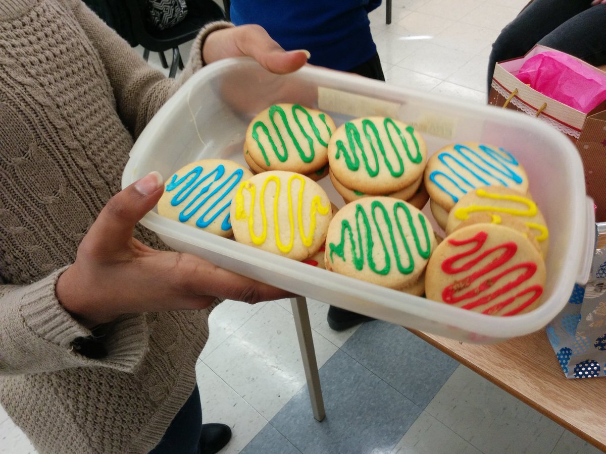 MsAmoako's tweet photo. #HIF2O showing off their cooking and baking skills with our "pre-holiday pot luck!" We're a real family in Family Studies @LincolnAlexSS! 🤗🍎 https://t.co/CCxyCLp4oX